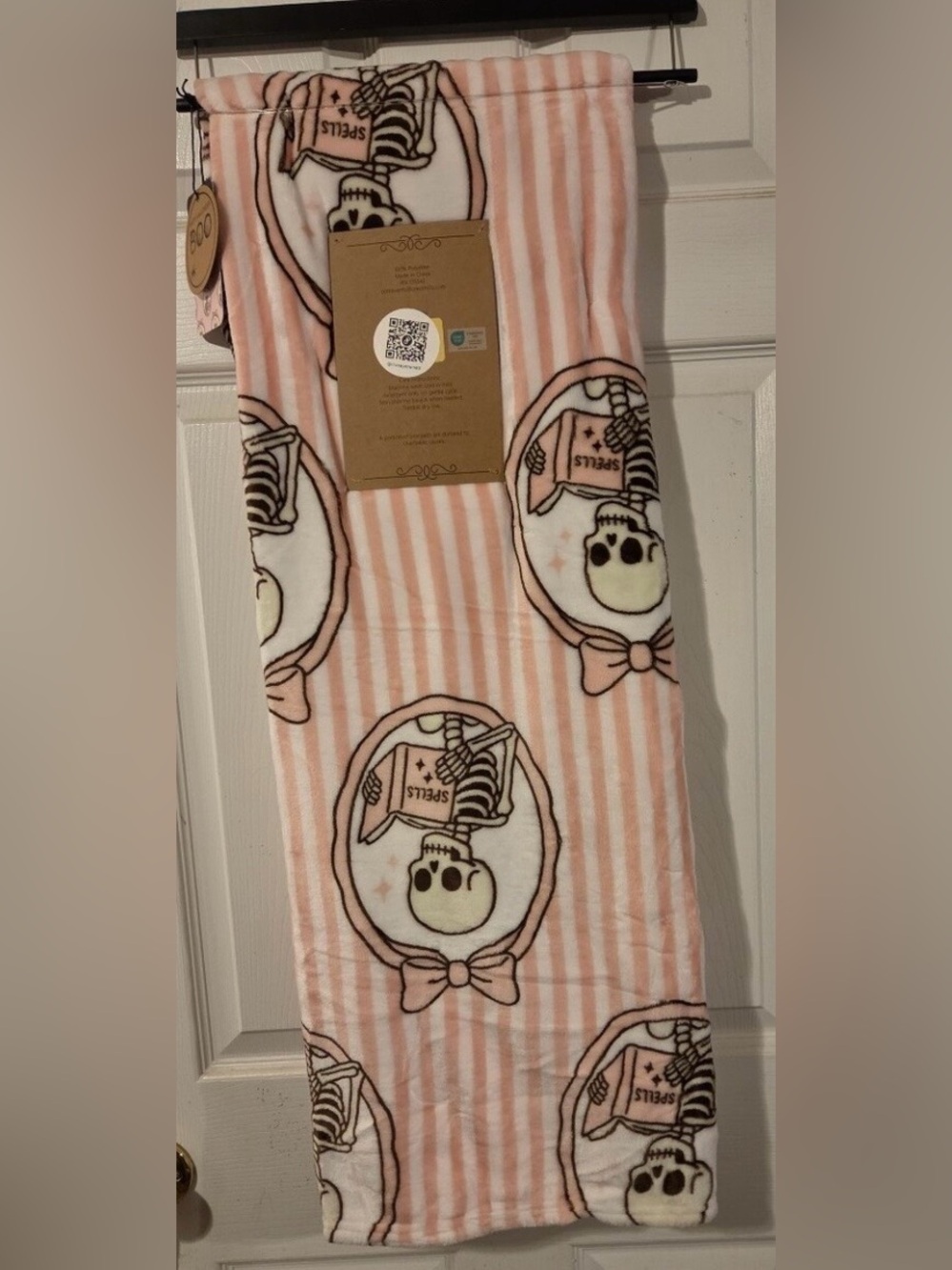 Happy Halloween BOO Pink Striped Skeleton Plush Throw Blanket
 50”X 70” (NWT) - Picture 6 of 6